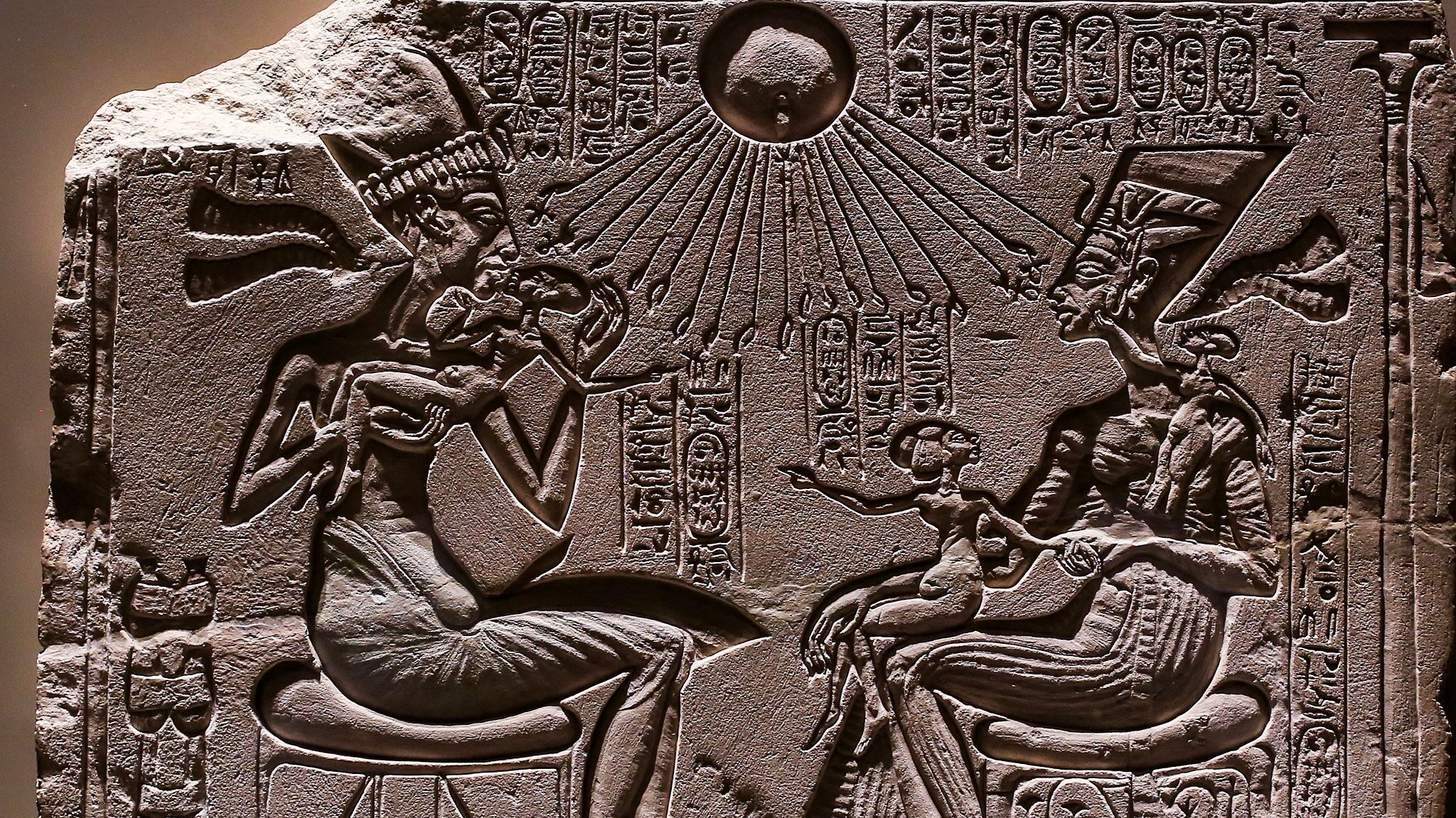 Материал в египте и месопотамии. Древний Египет статуя Эхнатона. Эхнатон барельеф. Атон Бог Египта.