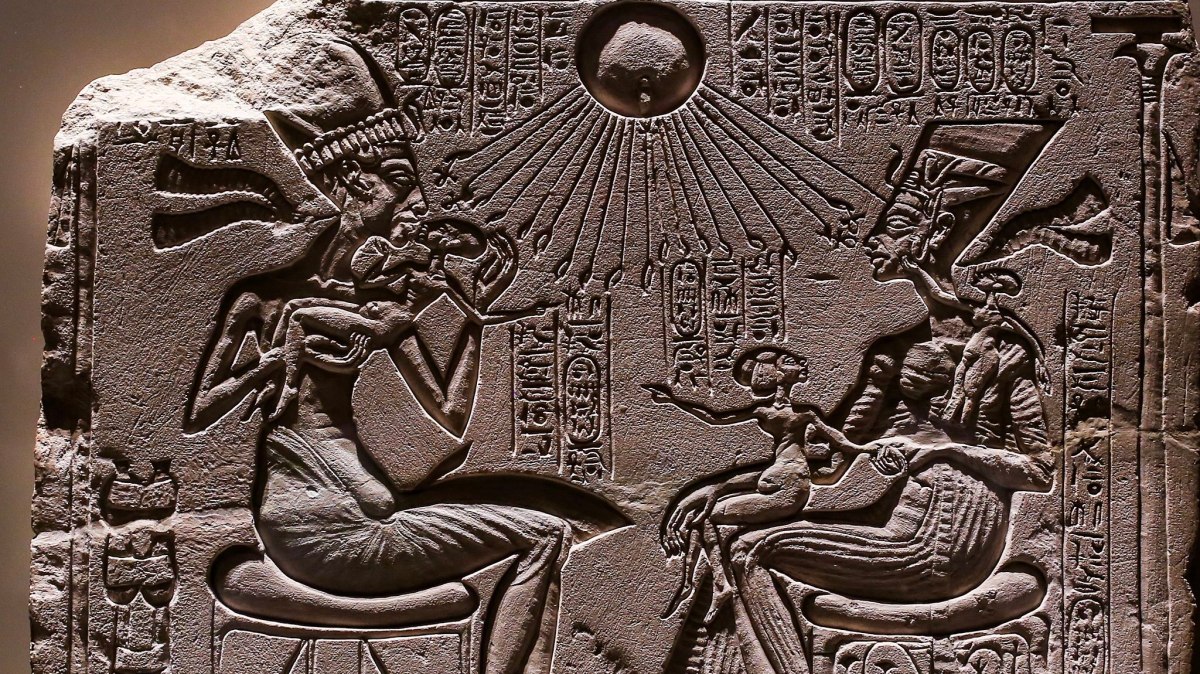 relief depicting ahkenaten and nerfertiti