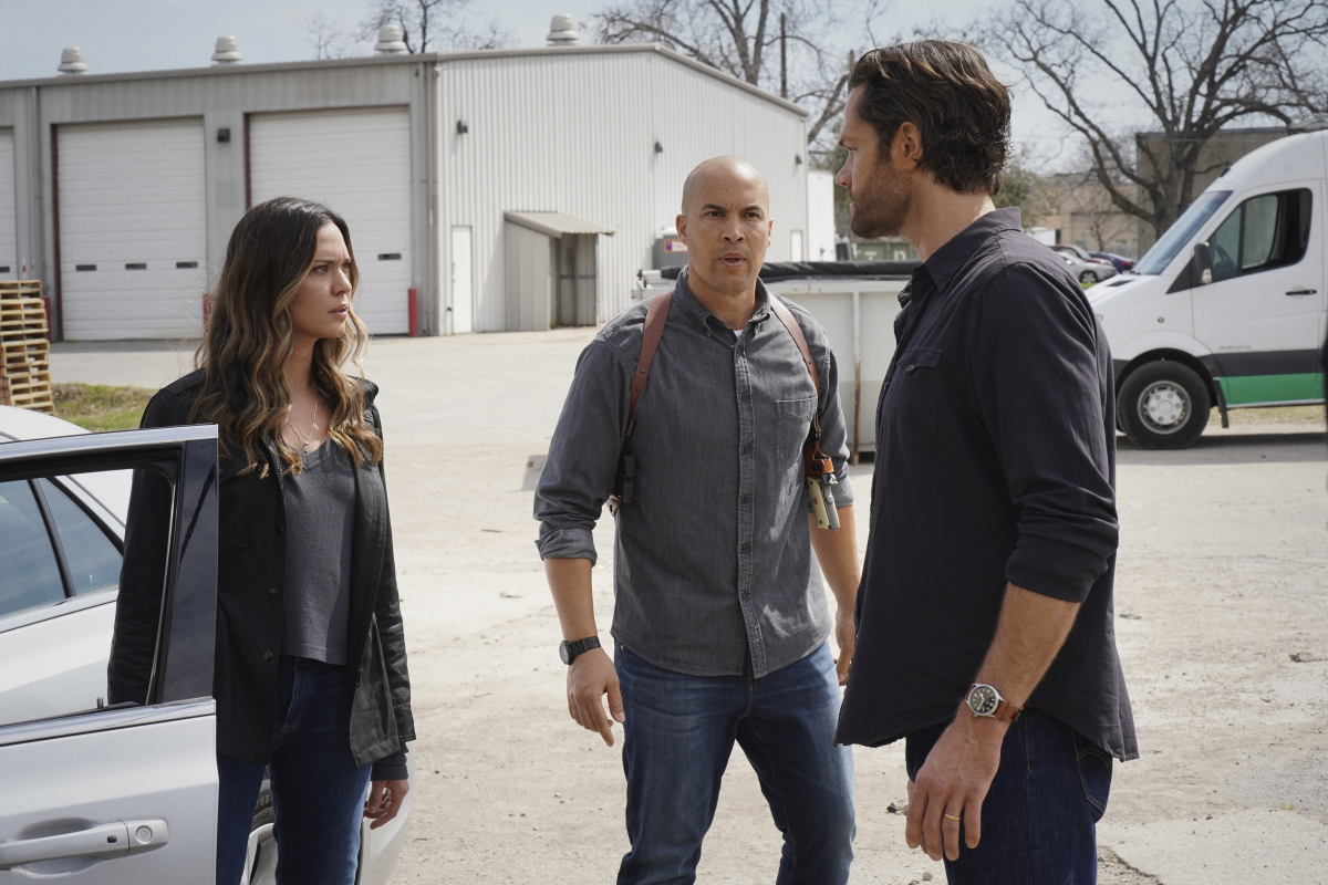 Walker -- “Rule Number 17” -- Image Number: WLK109a_0142r -- Pictured (L-R): Odette Annable as Geri Coby Bell as Captain Larry James, and Jared Padalecki as Cordell Walker -- Photo: Rebecca Brenneman/The CW -- © 2020 The CW Network, LLC. All Rights Reserved.