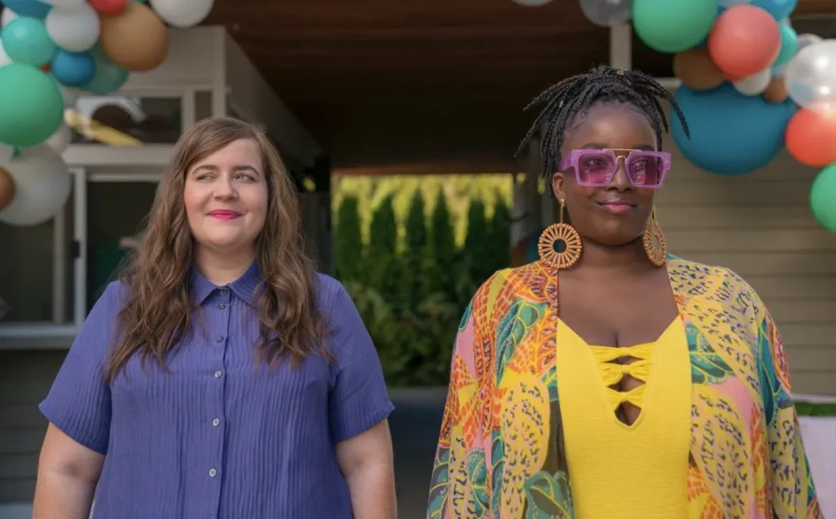 Aidy Bryant's Annie and Lolly Adefope's Fran stand side by side on Hulu's Shrill.