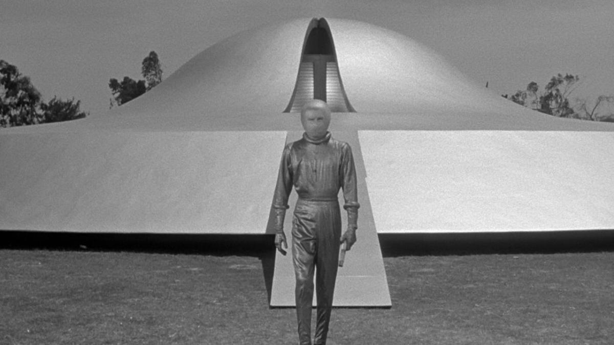 an alien exits a space ship in "the day the earth stood still"