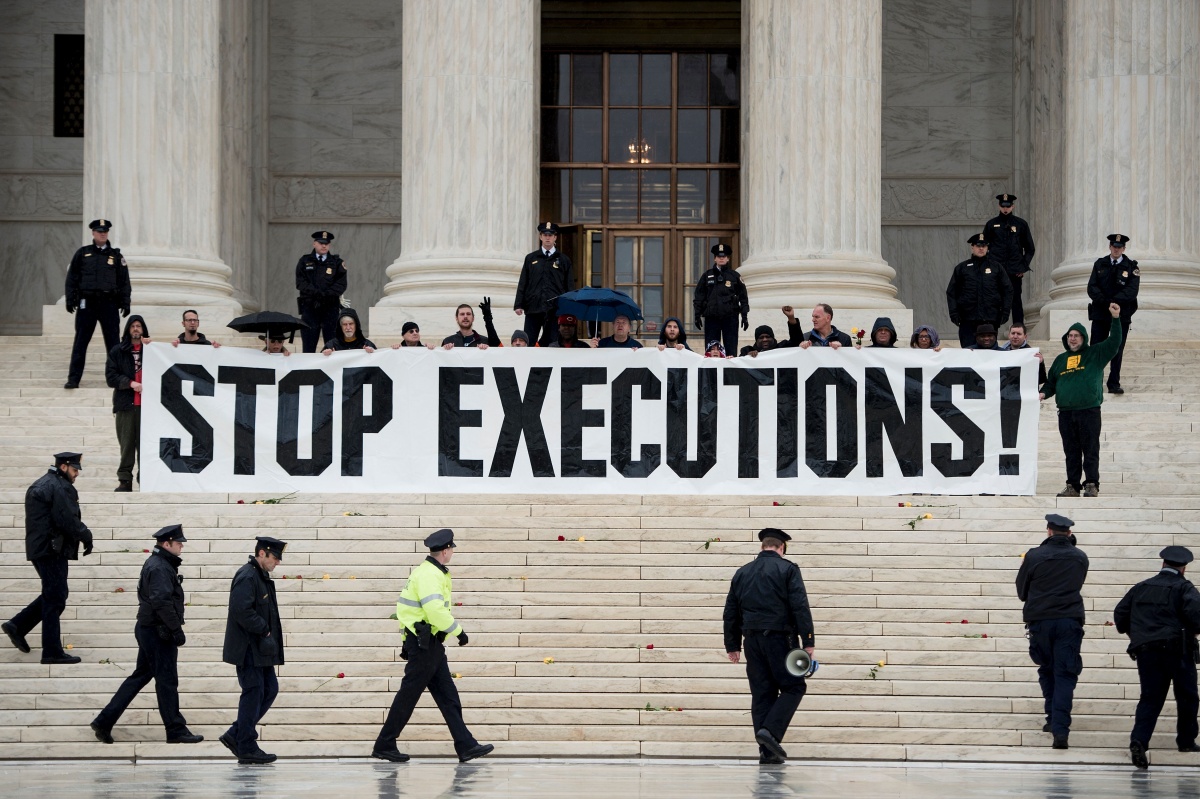 Police officers gather to remove activists during an anti death penalty protest in front of the US Supreme Court January 17, 2017 in Washington, DC. / AFP / Brendan Smialowski (Photo credit should read BRENDAN SMIALOWSKI/AFP via Getty Images)