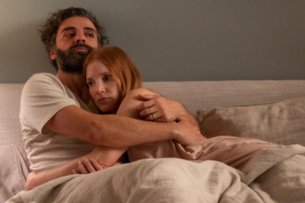 Oscar Isaac and Jessica Chastain hugging in bed in Scenes from a Marriage.