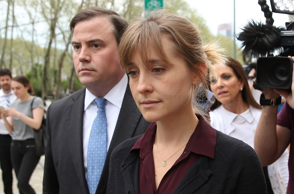 BROOKLYN, NY - MAY 04: Actress Allison Mack (R) departs the United States Eastern District Court after a bail hearing in relation to the sex trafficking charges filed against her on May 4, 2018 in the Brooklyn borough of New York City. The actress known for her role on 'Smallville' is charged with sex trafficking. Along with alleged cult leader Keith Raniere, prosecutors say Mack recruited women to a upstate New york mentorship group NXIVM that turned them into sex slaves. (Photo by Jemal Countess/Getty Images)