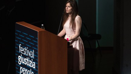 MODENA, ITALY - JUNE 15: American journalist Amanda Knox delivers a speech during a panel session entitled 'Trial by Media' during the first edition of the Criminal Justice Festival, an event organised by The Italy Innocence Project and the local association of barristers, on June 15, 2019 in Modena, Italy. The Italy Innocence Project focuses on the issues relating to wrongful convictions and miscarriages of justice in Italy. Guest speaker Amanda Knox makes her first visit back to Italy since she was wrongly convicted of murdering British student Meredith Kercher. Knox spent four years in prison following her conviction for the murder of her flatmate in 2007 and was definitively acquitted by the Italian Supreme Court of Cassation. (Photo by Emanuele Cremaschi/Getty Images)