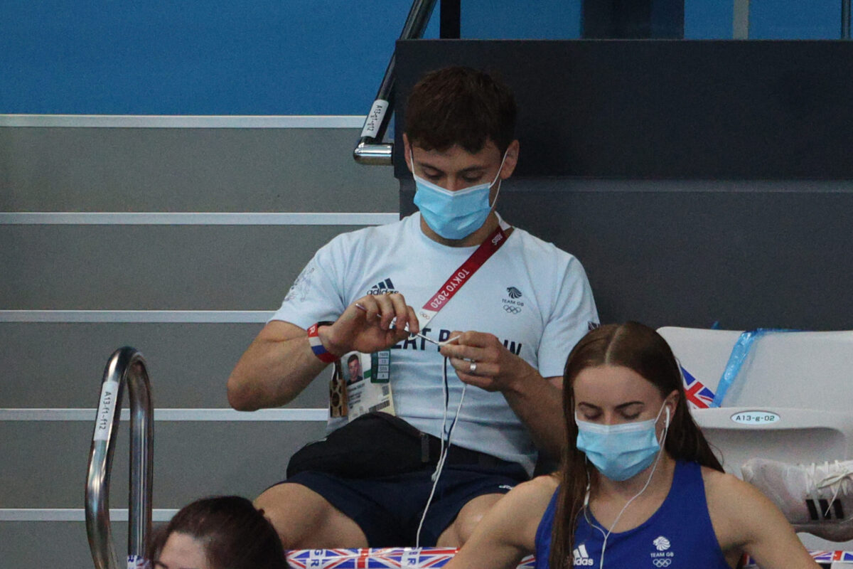 Tom Daley knitting at the Olympics