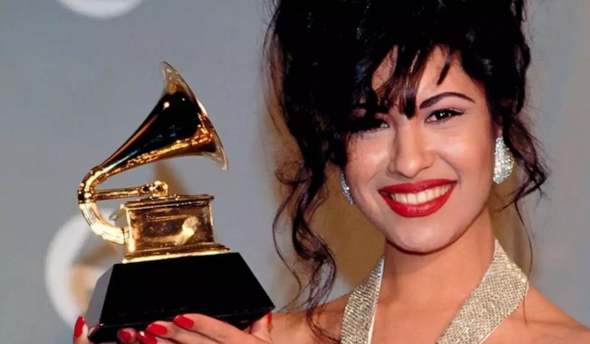 Selena holding her Grammy. (Image: Larry Busacca/Retna via AP.)