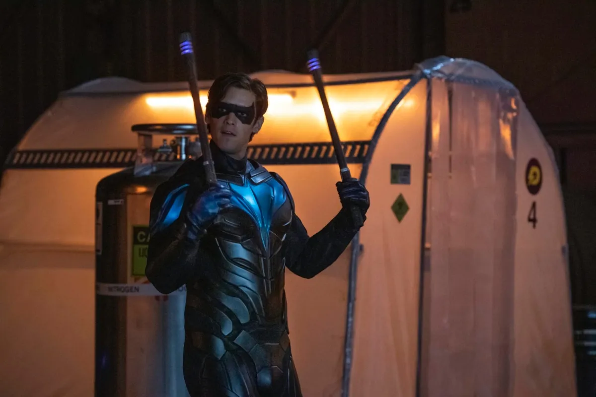 nightwing in titans showing off his second best asset his sticks