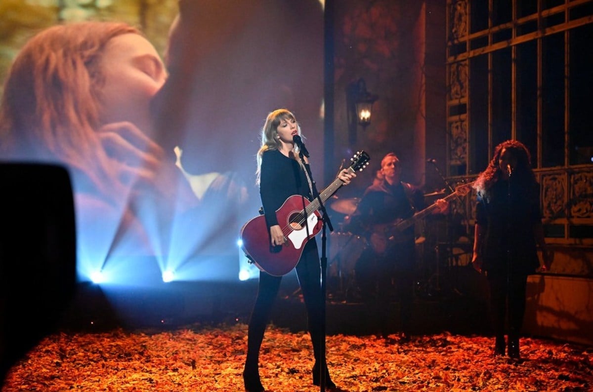 Taylor Swift on Saturday Night Live singing All Too Well