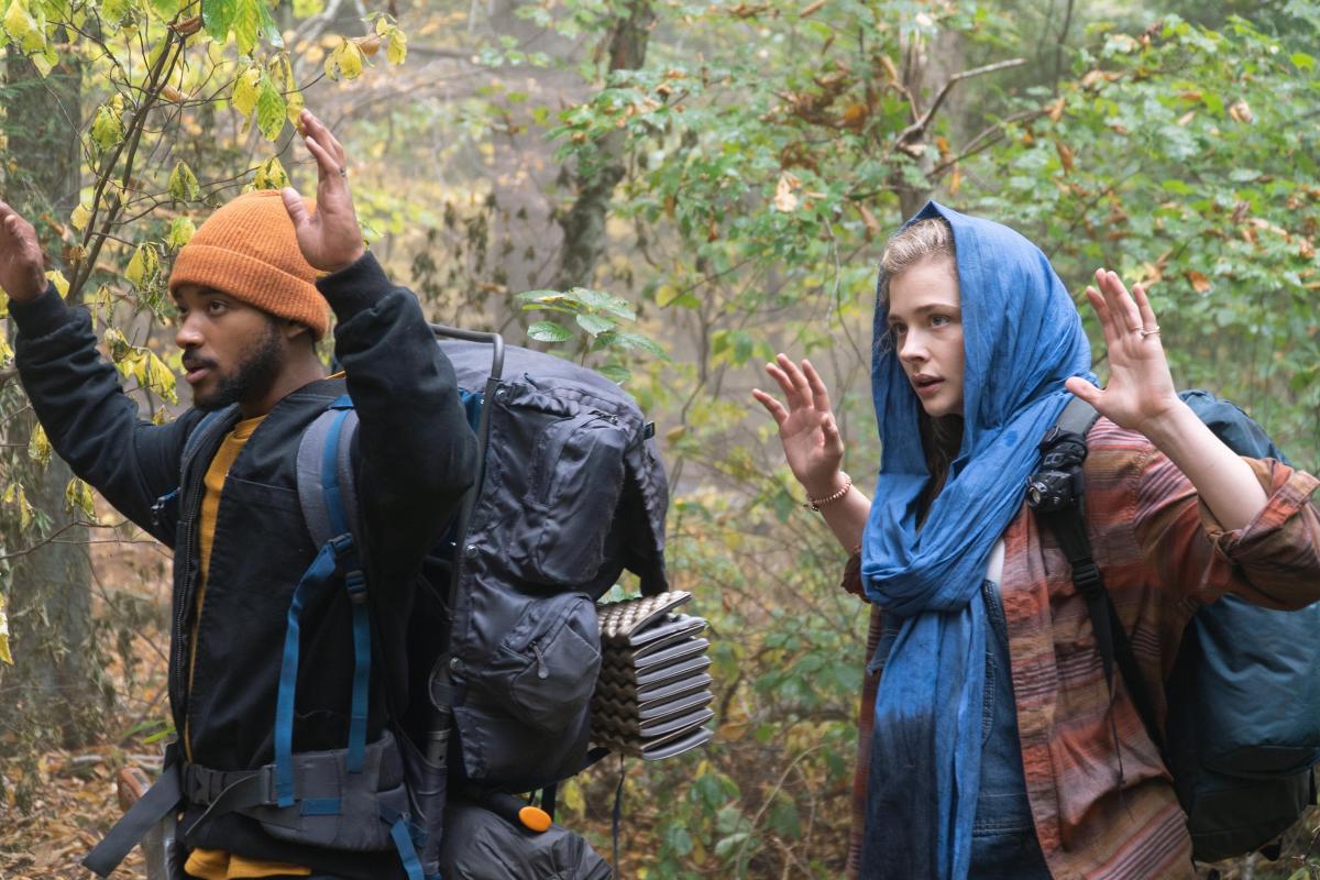 Sam (Algee Smith) and Georgia (Chloë Grace Moretz) in MOTHER/ANDROID