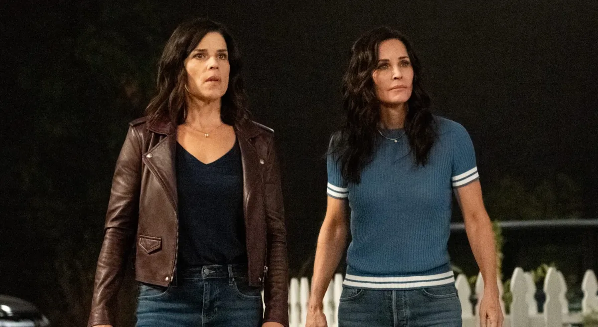 Neve Campbell and Courtney Cox in 'Scream'