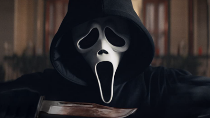 Ghostface wielding a knife in Scream (2022)