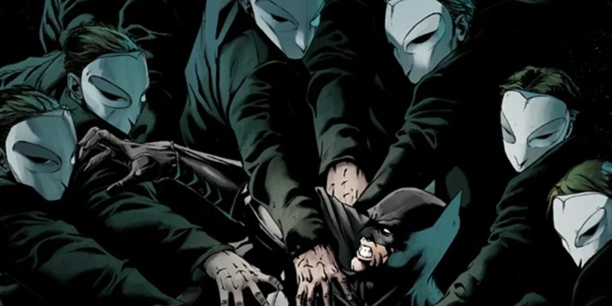 Members of the Court of Owls, in white masks, overwhelm Batman.