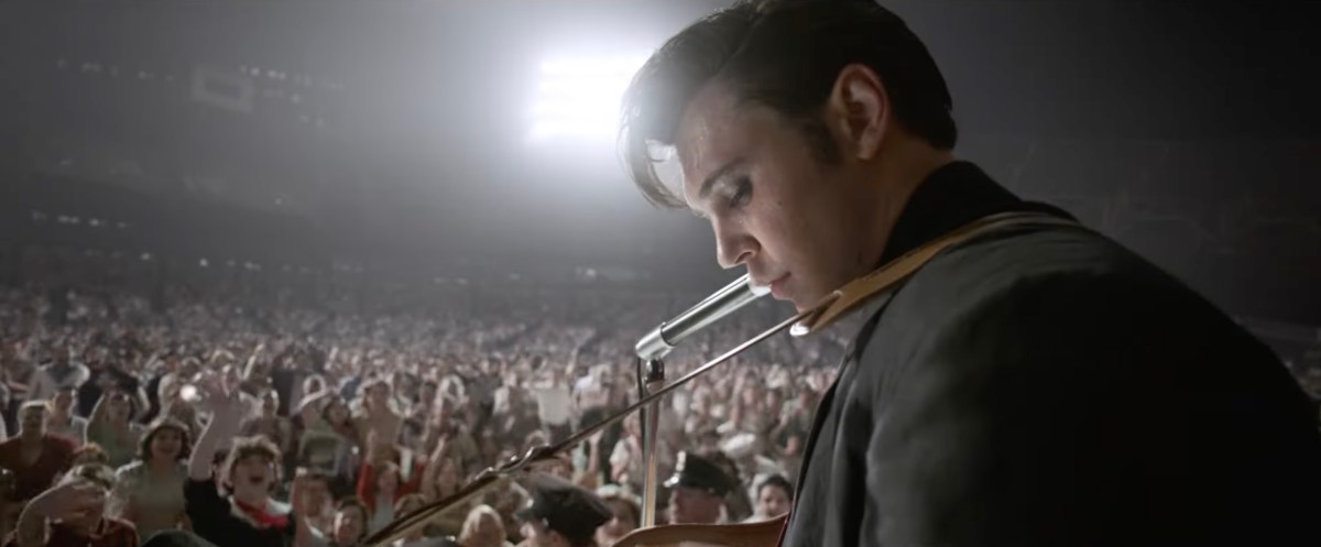 Elvis and a crowd in Elvis