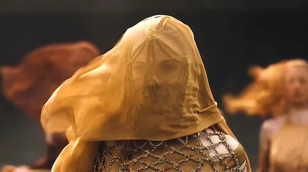 A picture of Lady Jessica (Rebecca Ferguson) in Denis Villeneuve's 2021 movie Dune.