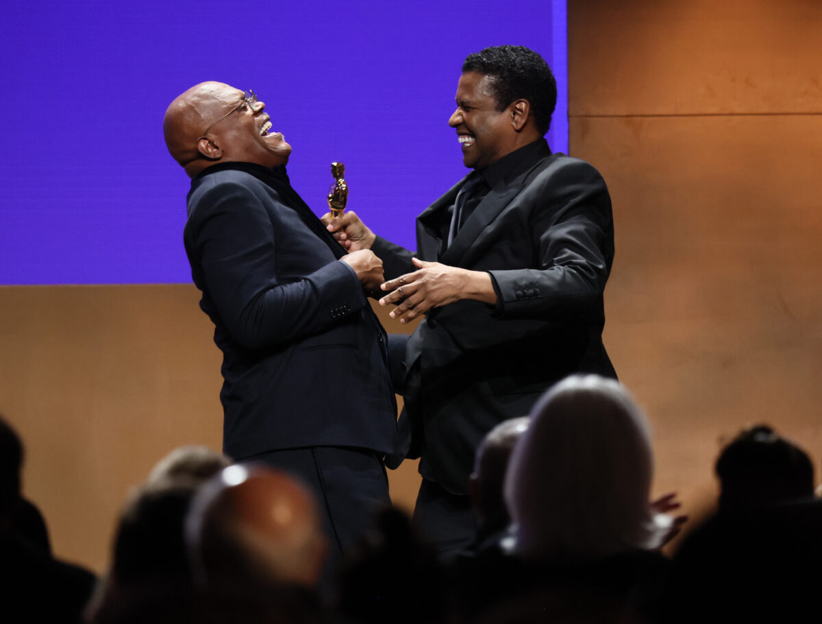 Samuel L. Jackson gets lifetime achievement Oscar from Denzel Washington