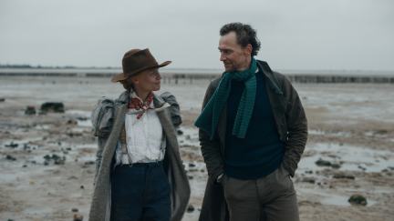 Claire Danes and Tom Hiddleston as Cora and Will in Essex Serpent, walking on the beach.