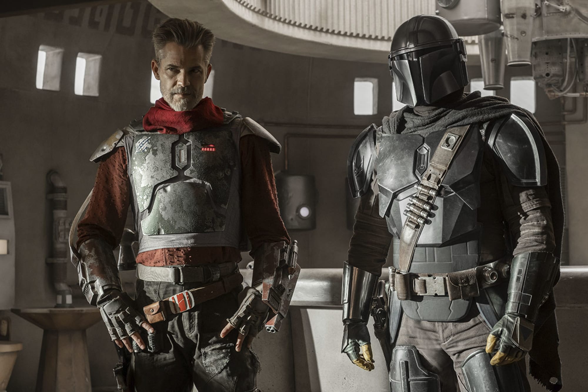 Din and Cobb standing side by side in the Mandalorian