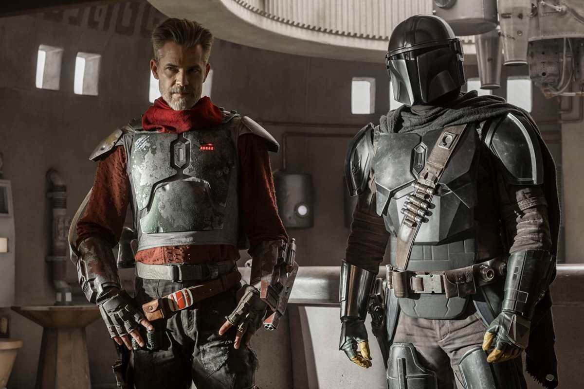 Din and Cobb standing side by side in the Mandalorian