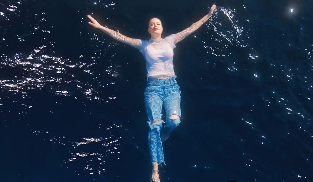 Heidi Montag floating in the ocean with a white shirt and blue jeans. Image: Oceana and S1ngles.