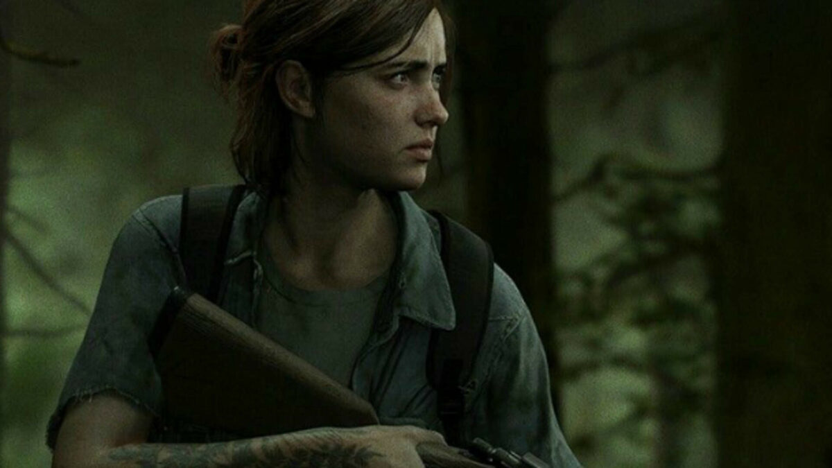 Ellie se tient doucement dans les bois avec une arme à feu