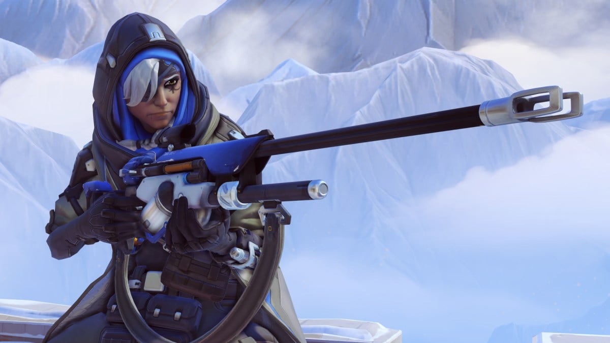 Ana z Overwatch představuje se svou odstřelovací puškou na zasněženém místě