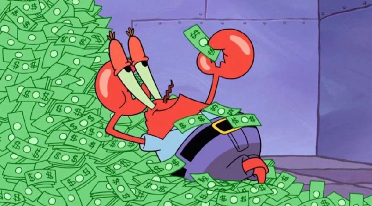 Don Cangrejo de Bob Esponja recostado sobre un montón de dinero.  Mirando otro billete de un dólar en sus manos/garra.  Imagen: Nickelodeon.