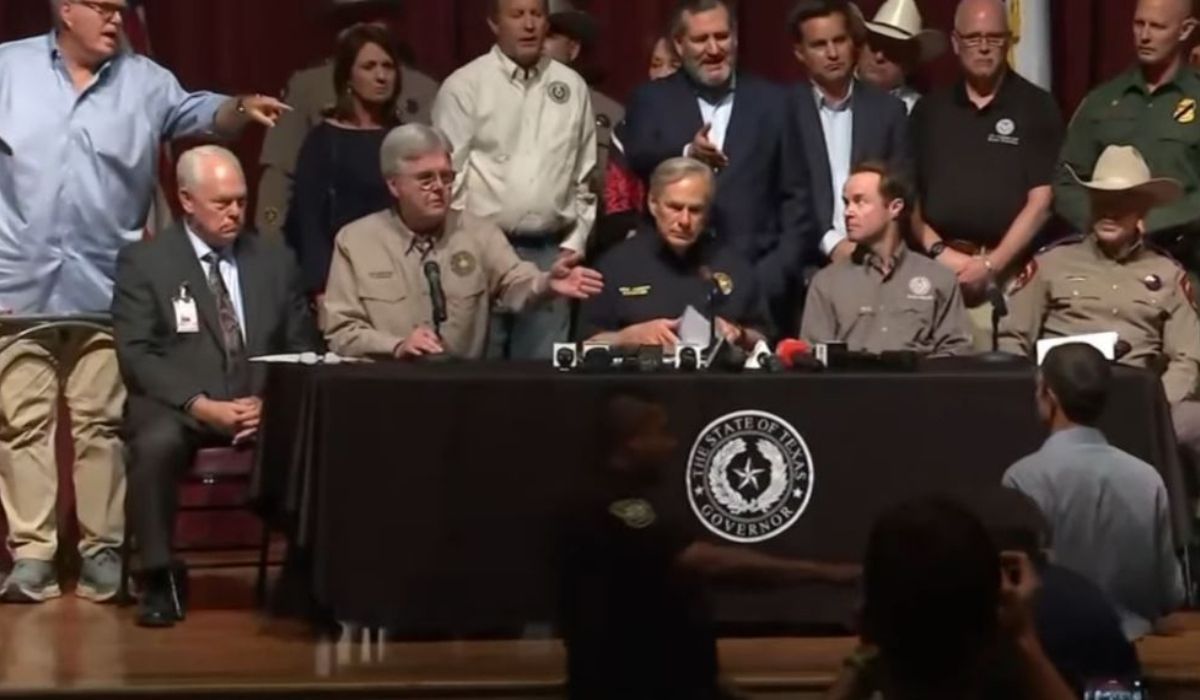Beto below stage demanding to speak at Abbott and to everyone at the table. Screencap NBC. https://youtu.be/2TGoreFWJH8?t=972