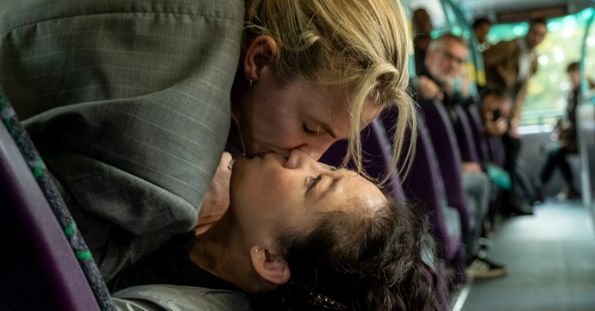 Villanelle and Eve kiss for the first time