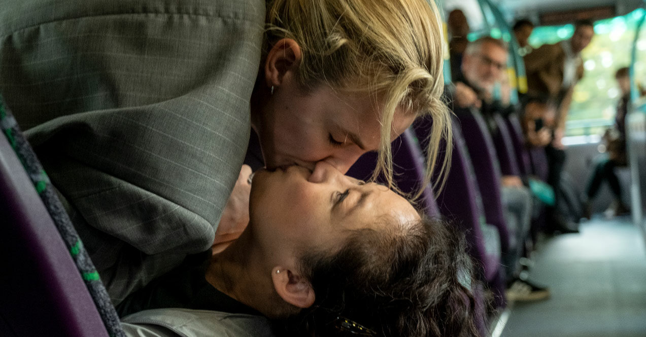 Villanelle and Eve kiss for the first time