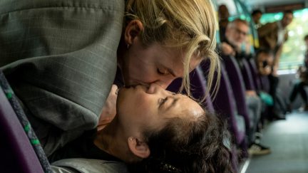 Villanelle and Eve kiss for the first time