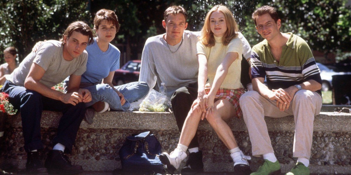 Skeet Ulrich, Neve Campbell, Matthew Lillard, Rose McGowan, and Jamie Kennedy in 1996 film 'Scream'.