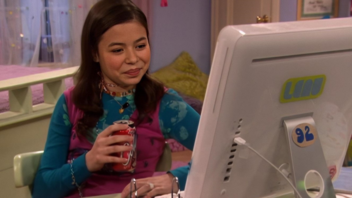 Miranda Cosgrove at the computer