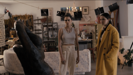 Alice (Cara Delevigne) and Mabel (Selena Gomez) examine a sculpture in 2x02 of 