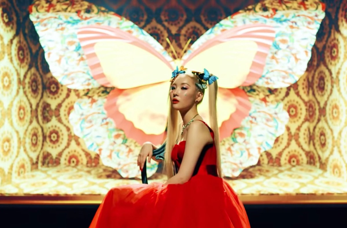 A screenshot of female K-Pop solo artist Sunmi in her MV for the single "Lalalay"