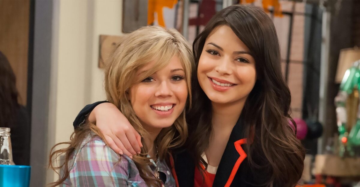 Jennette McCurdy as Sam and Miranda Cosgrove as Carly in iCarly
