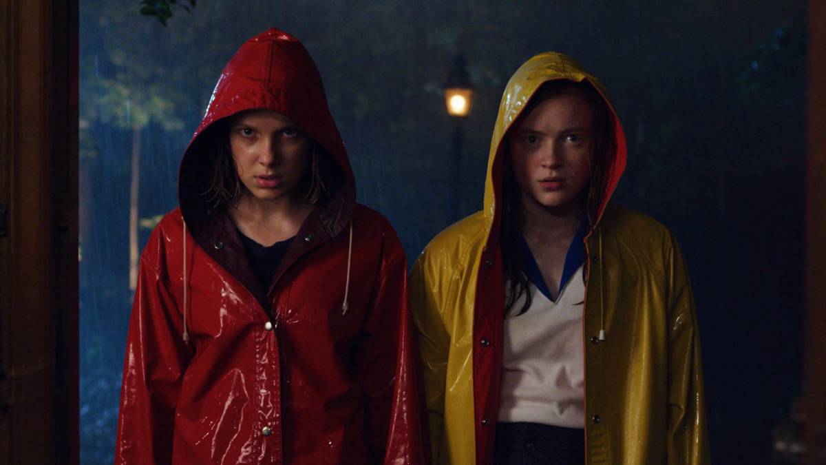 max and eleven standing in the rain in Stranger Things 3