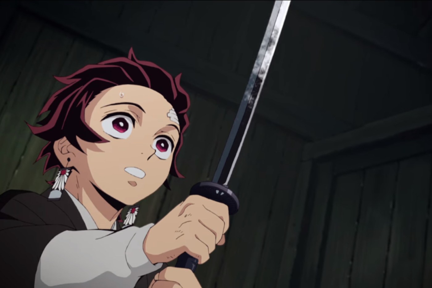 tanjiro holding his nichirin sword 
