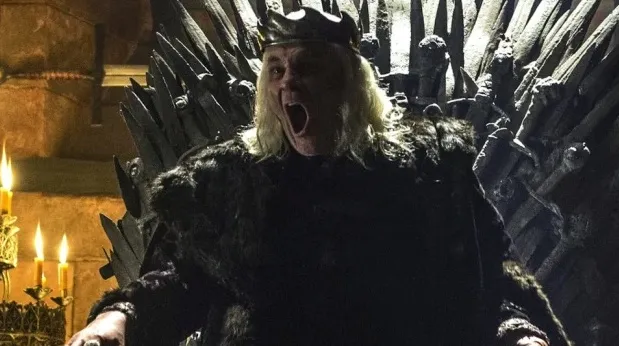 King Arerys II Targaryen, známý jako Mad King, během flashbacků ve hře Game of Thrones