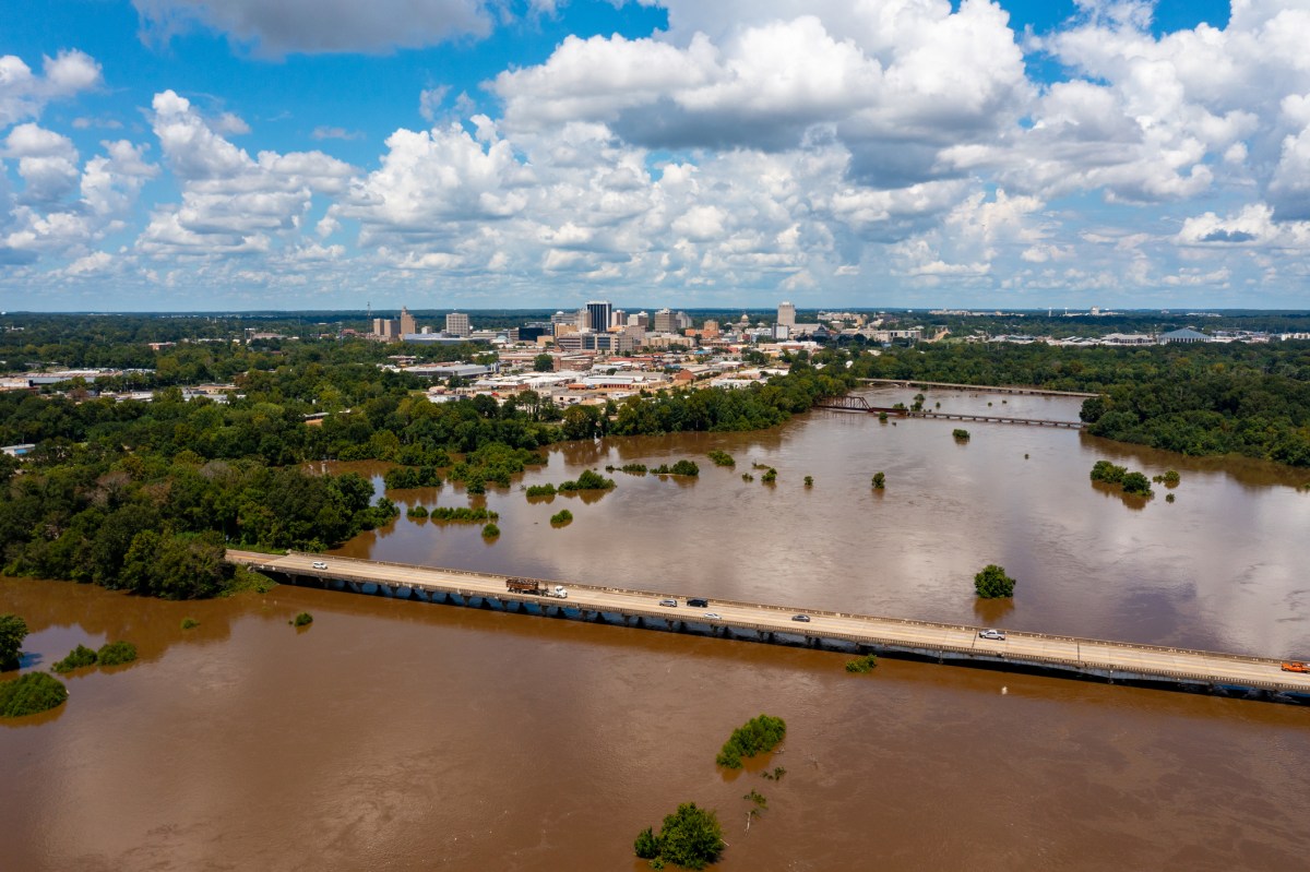 Jackson, MS Skyline with flooding Pearl River in the foreground in August 2022. Image: CRobertson/ Getty Images.
