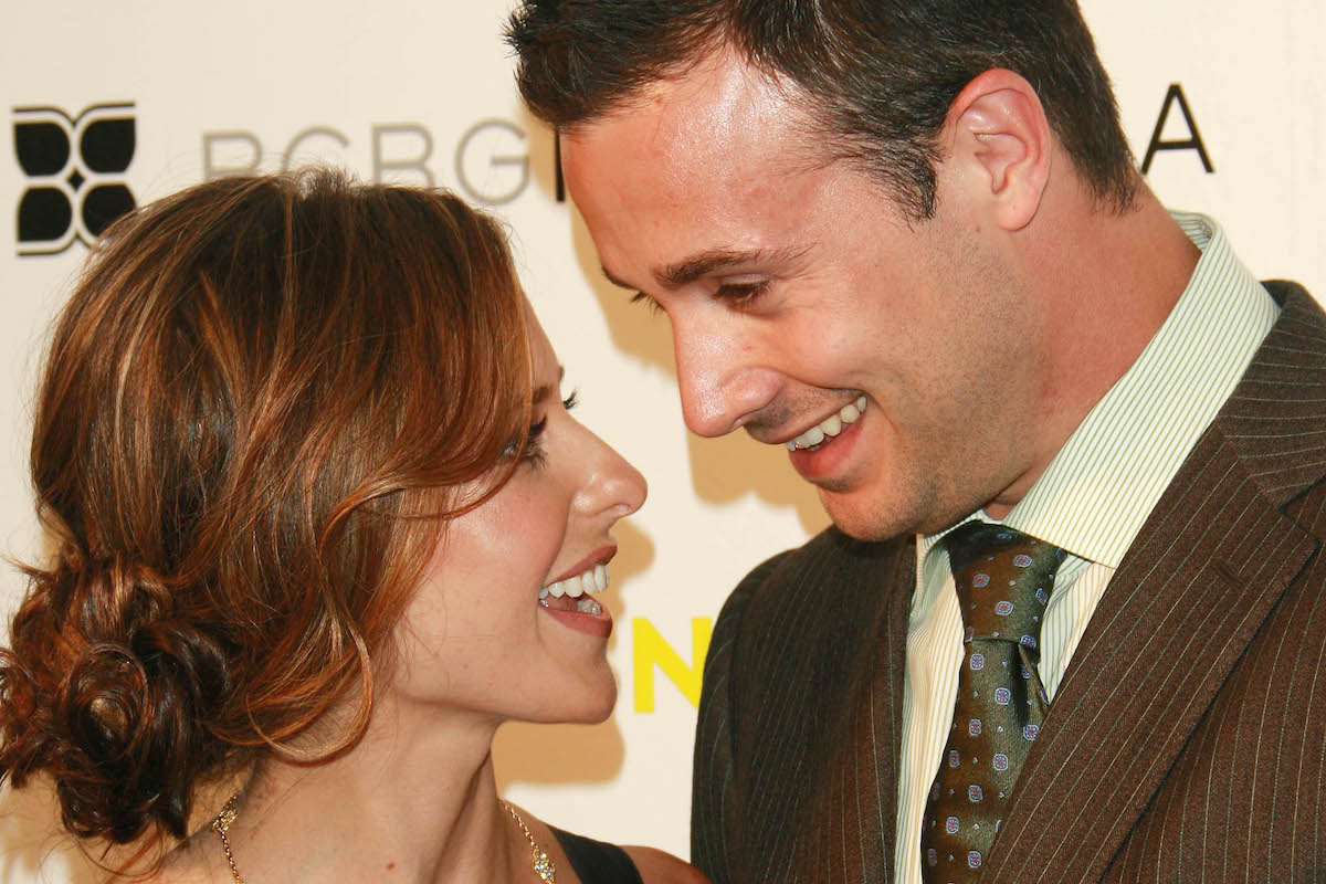 A closeup of Sarah Michell Gellar and Freddie Prinze Jr gazing into each other's eyes and grinning