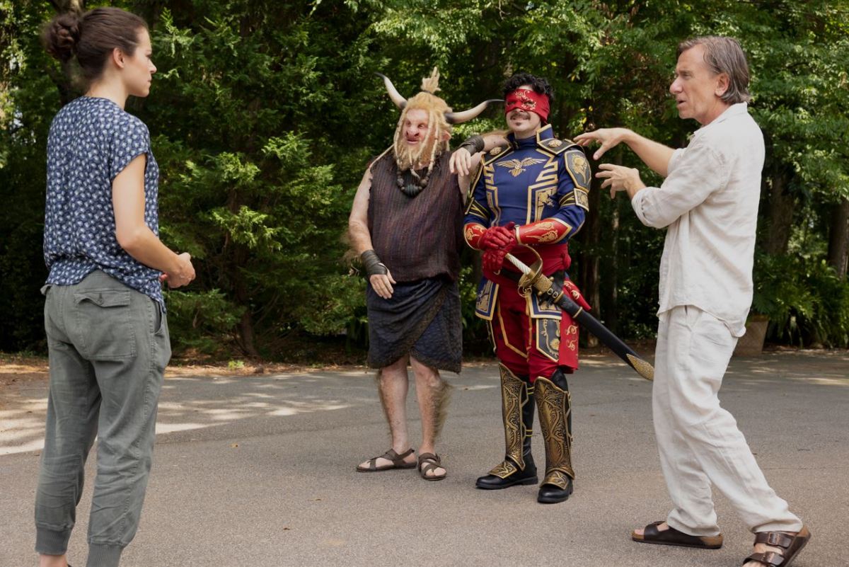 Tatiana Maslany, Nate Hurd, Joseph Castillo-Midyett, and Tim Roth in 'She-Hulk'.
