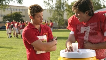 Jensen Ackles talking to Tom Welling on Smallville