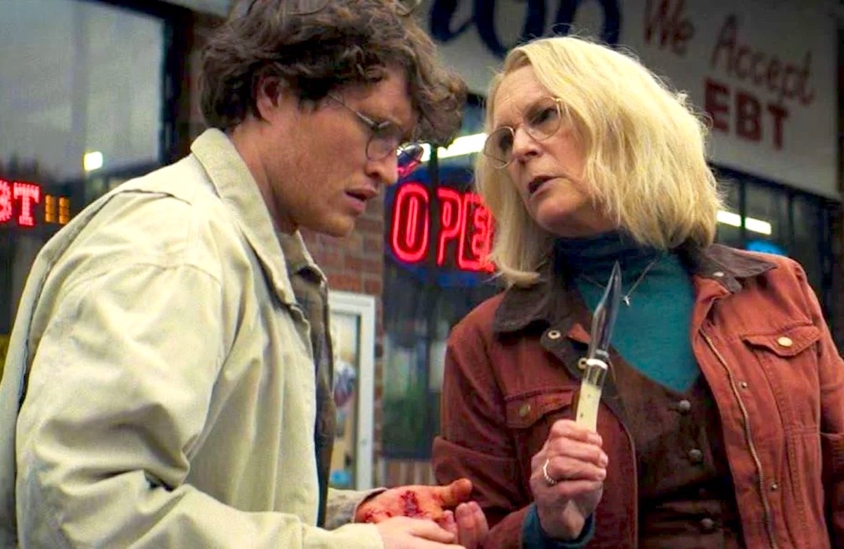 Laurie Strode offers a knife to Corey Cunningham in Halloween Ends.