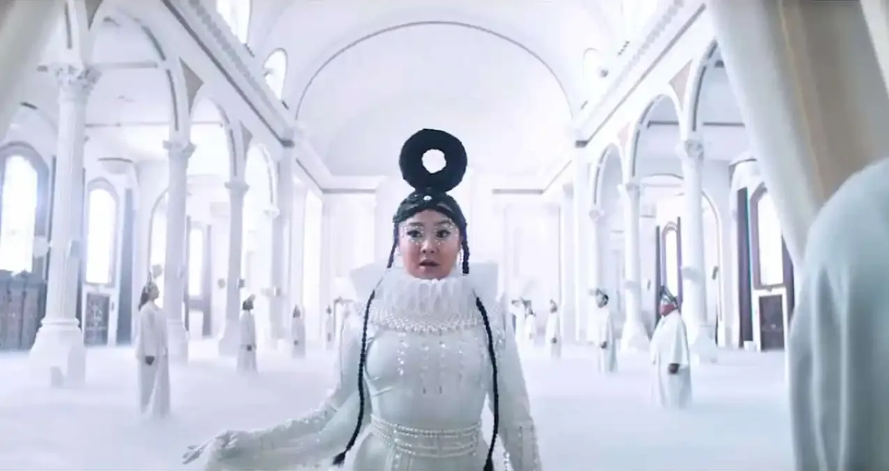 Jobu Tupaki (Stephanie Hsu) in a white hallway in Everything Everywhere All at Once