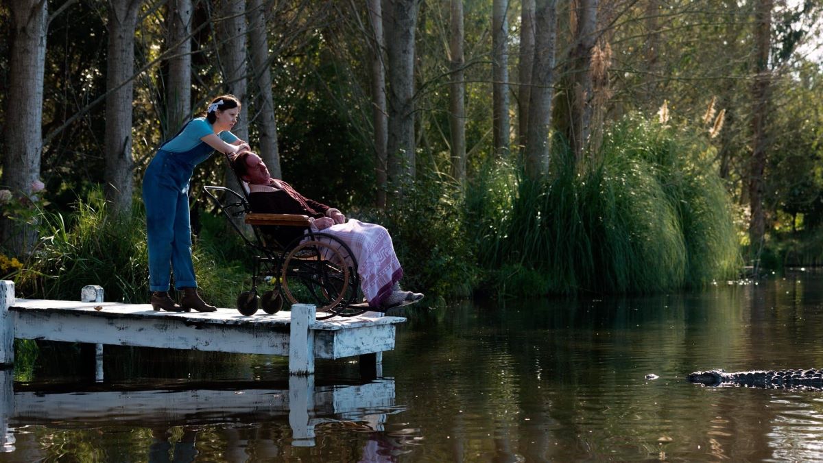 Pearl almost feeds her disabled father to her alligator Theda in Pearl (2022)