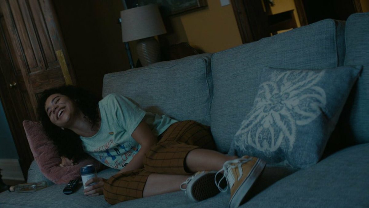 mindy hanging out on the couch in Scream 5 