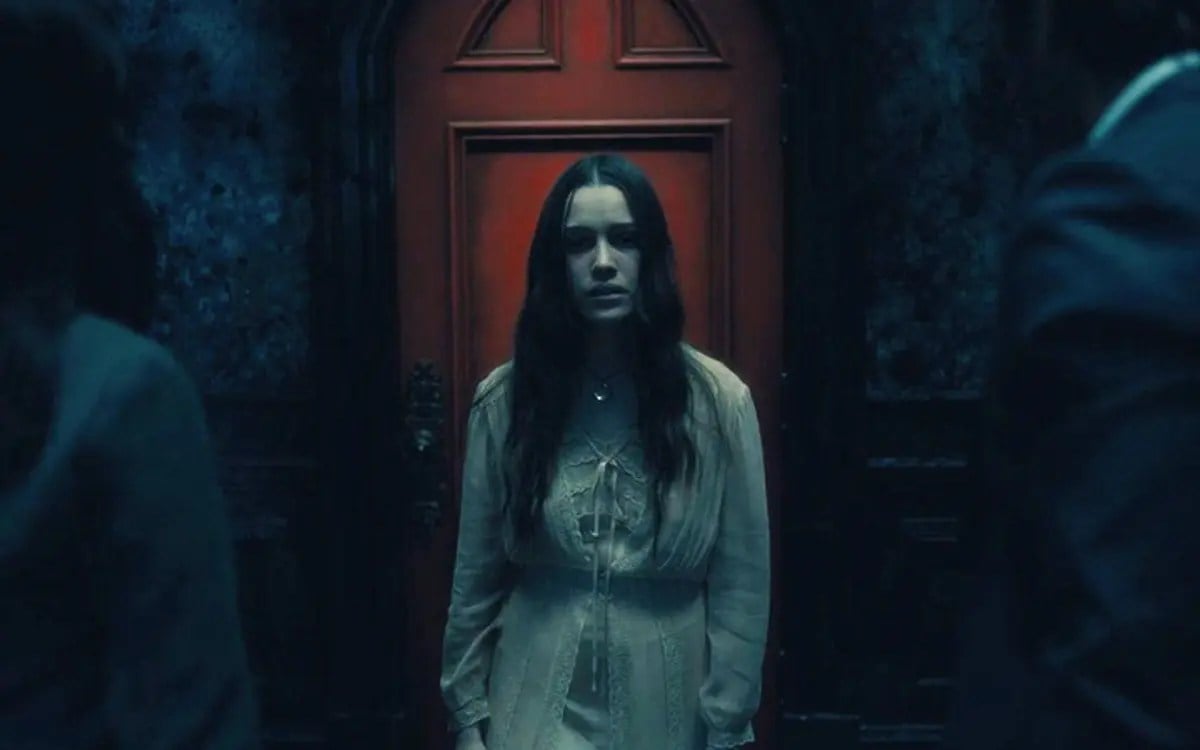 nell outside of the red room in The Haunting of Hill House
