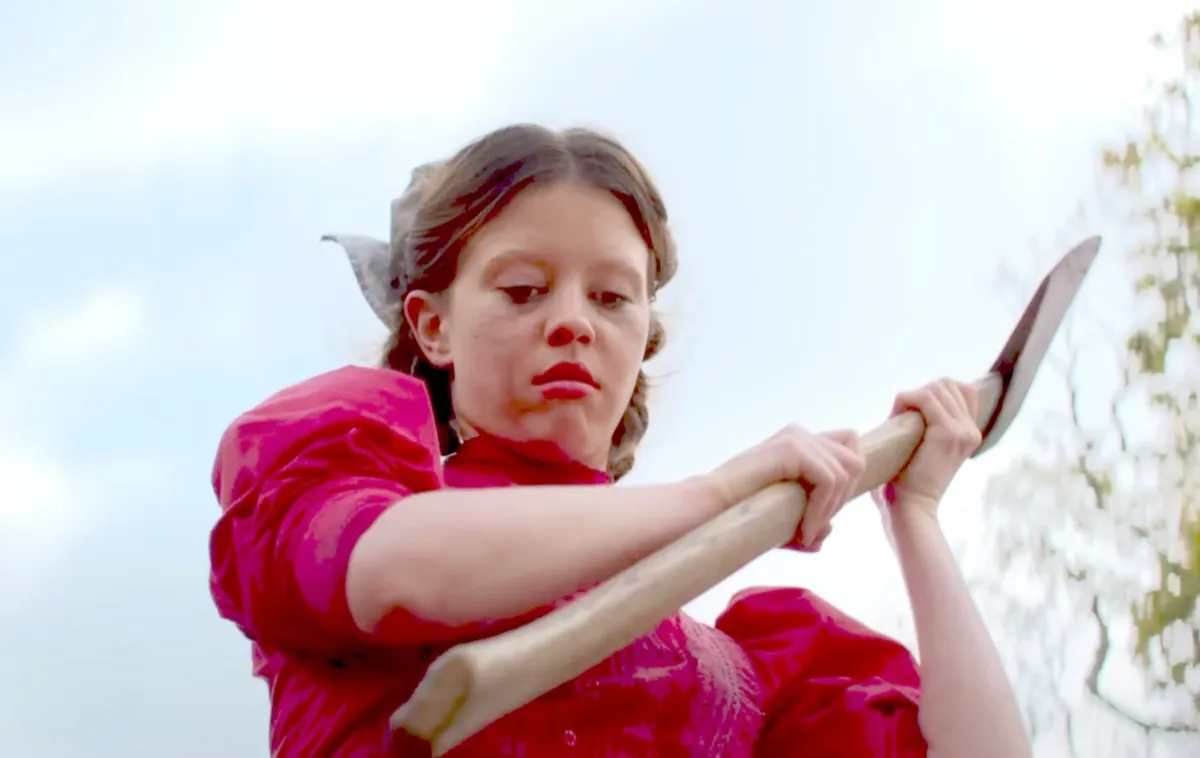 Pearl wielding an axe in the Pearl trailer from A24.