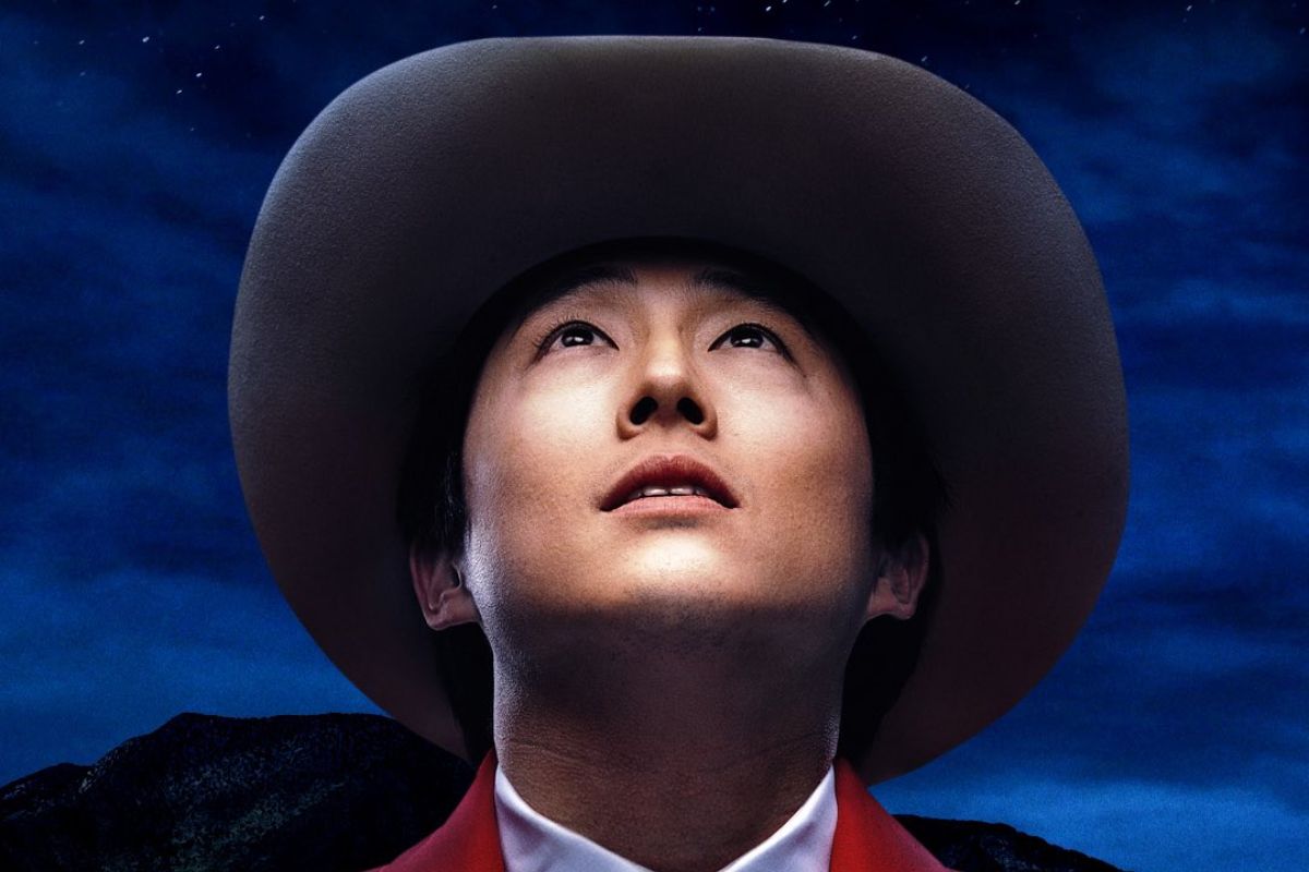 Steven Yeun looking up in a poster for 'Nope'